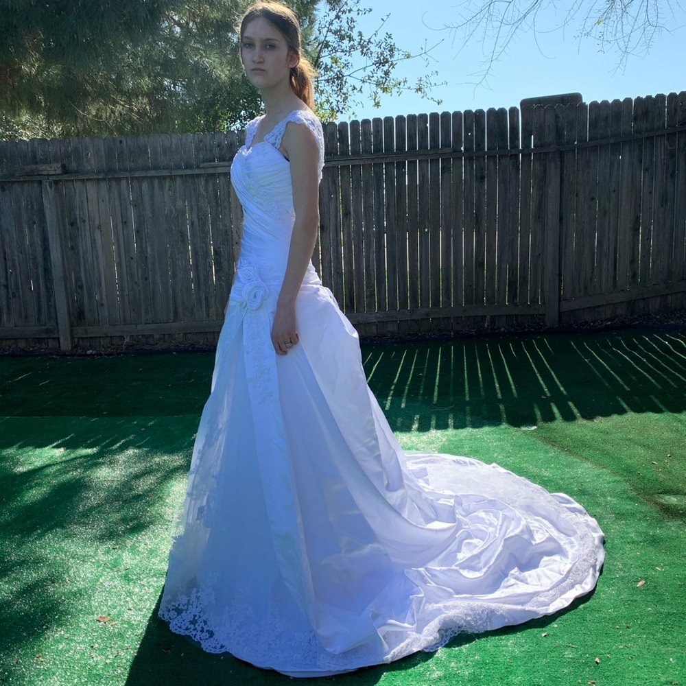 JJ’s House WEDDING DRESS - Picture 3 of 8